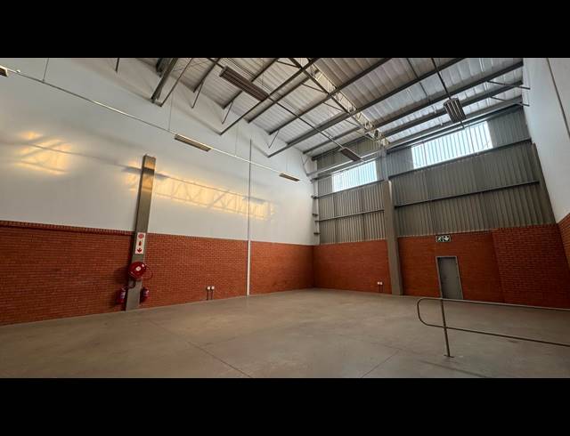 325M² WAREHOUSE TO LET IN LONGLAKE